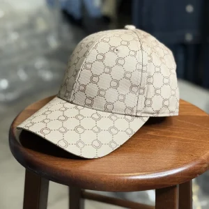Casquette Chabrand de couleur beige avec motifs C de couleur marron | Lyon