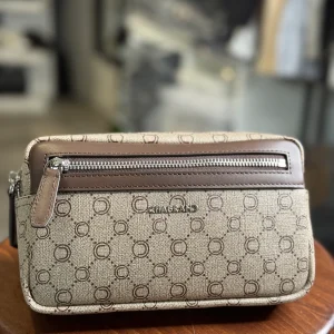 Banane Chabrand de couleur beige avec motifs « C » de couleur marron | Lyon