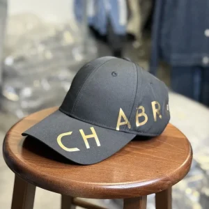 Casquette Chabrand de couleur noir avec motifs écriture latérale Chabrand de couleur doré | Lyon