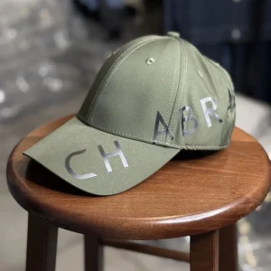 Casquette Chabrand de couleur kaki avec motifs écriture latérale Chabrand de couleur noir | Lyon
