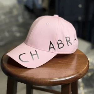 Casquette Chabrand de couleur rose avec motifs écriture latérale Chabrand de couleur noir | Lyon